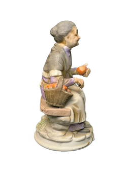 Статуэтка "Старушка с фруктами" Capodimonte