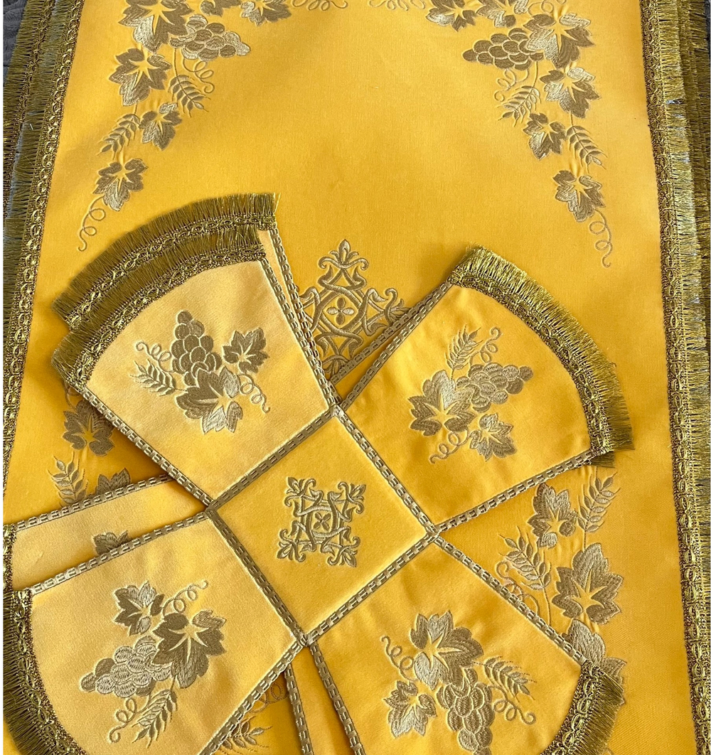 Бархатные покровцы с вышивкой жёлтые