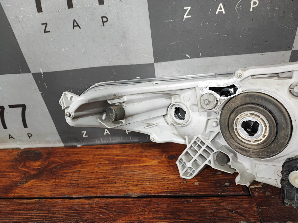 Фара левая (с дефектами) Toyota Highlander 2 (U40) 10-13 Б/У Оригинал 811500E130