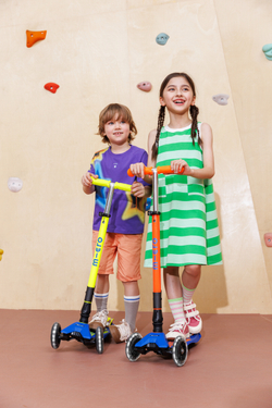 Самокат Maxi Micro Deluxe LED складной, синий/оранжевый неон