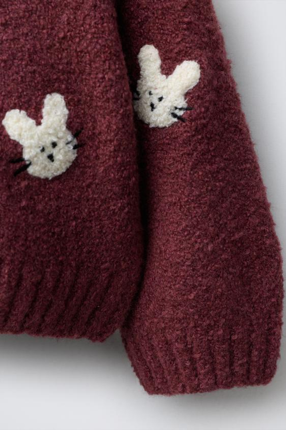 ZARA ВЯЗАНЫЙ СВИТЕР С ВЫШИТЫМИ КРОЛИКАМИ, МАЛИНОВЫЙ