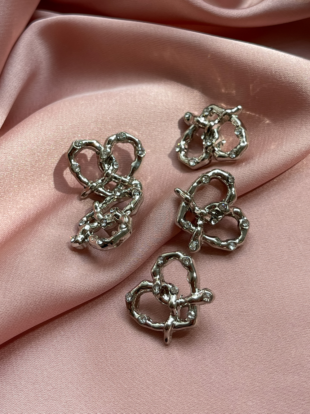 Пуговицы серебристые крендельки-сердечки со стразами