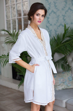 Халат средней длины с V-образным вырезом горловины Helene (Размер: L) (Цвет: белый с золотистым)