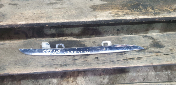 Молдинг решетки радиатора Mercedes C-Class W205 14-18 Б/У Оригинал A2058880073