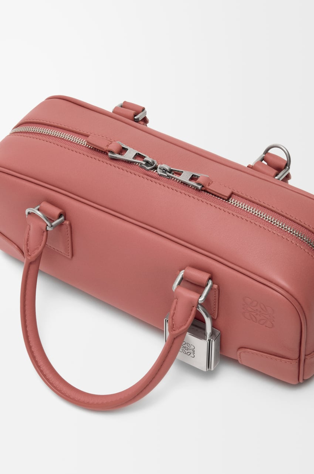 Loewe Укороченная сумка Amazona 23 из блестящей телячьей кожи, красноватый
