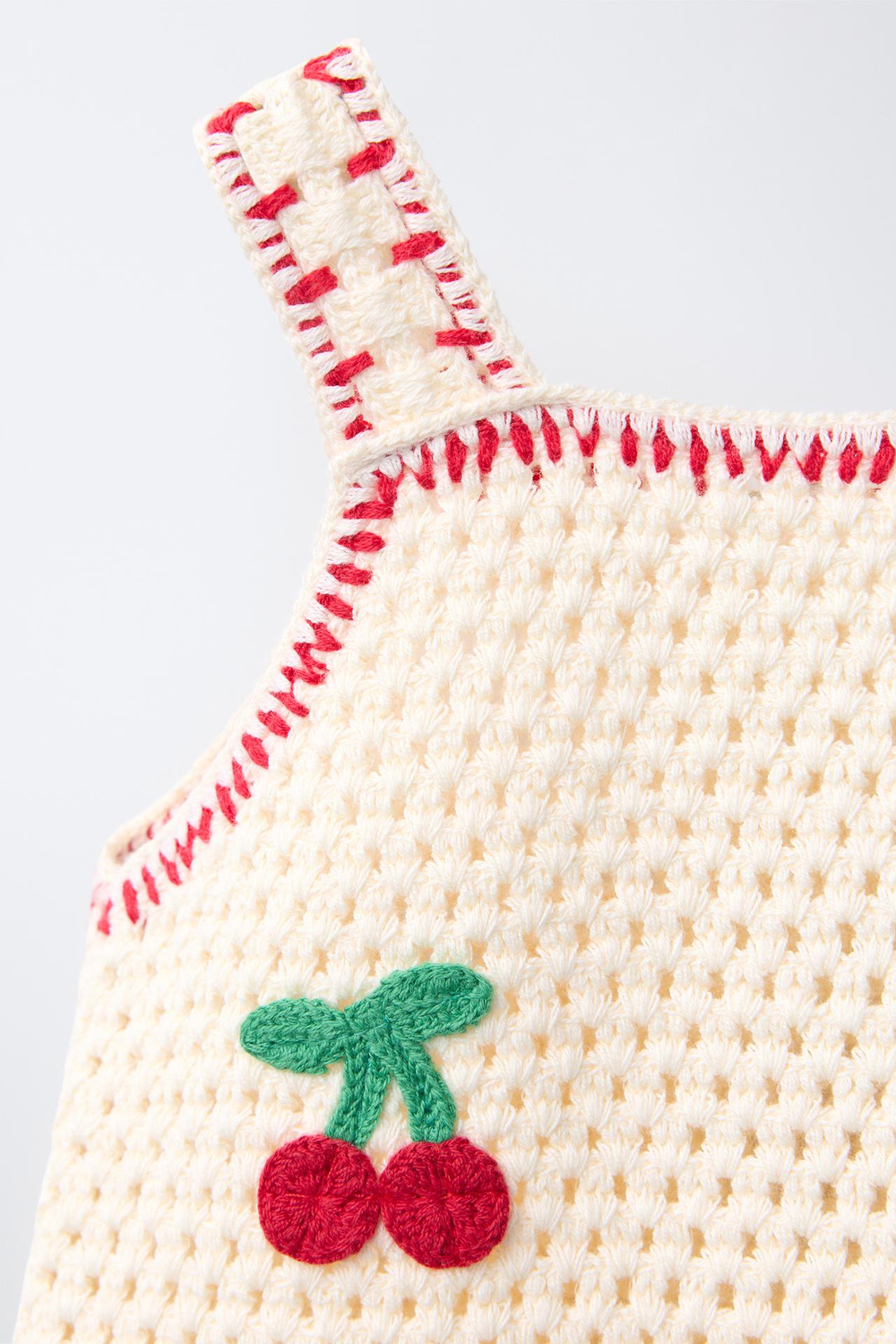 ZARA ПЛАТЬЕ ИЗ ТРИКОТАЖА КРОШЕ С ВИШНЯМИ, ЭКРЮ/КРАСНЫЙ