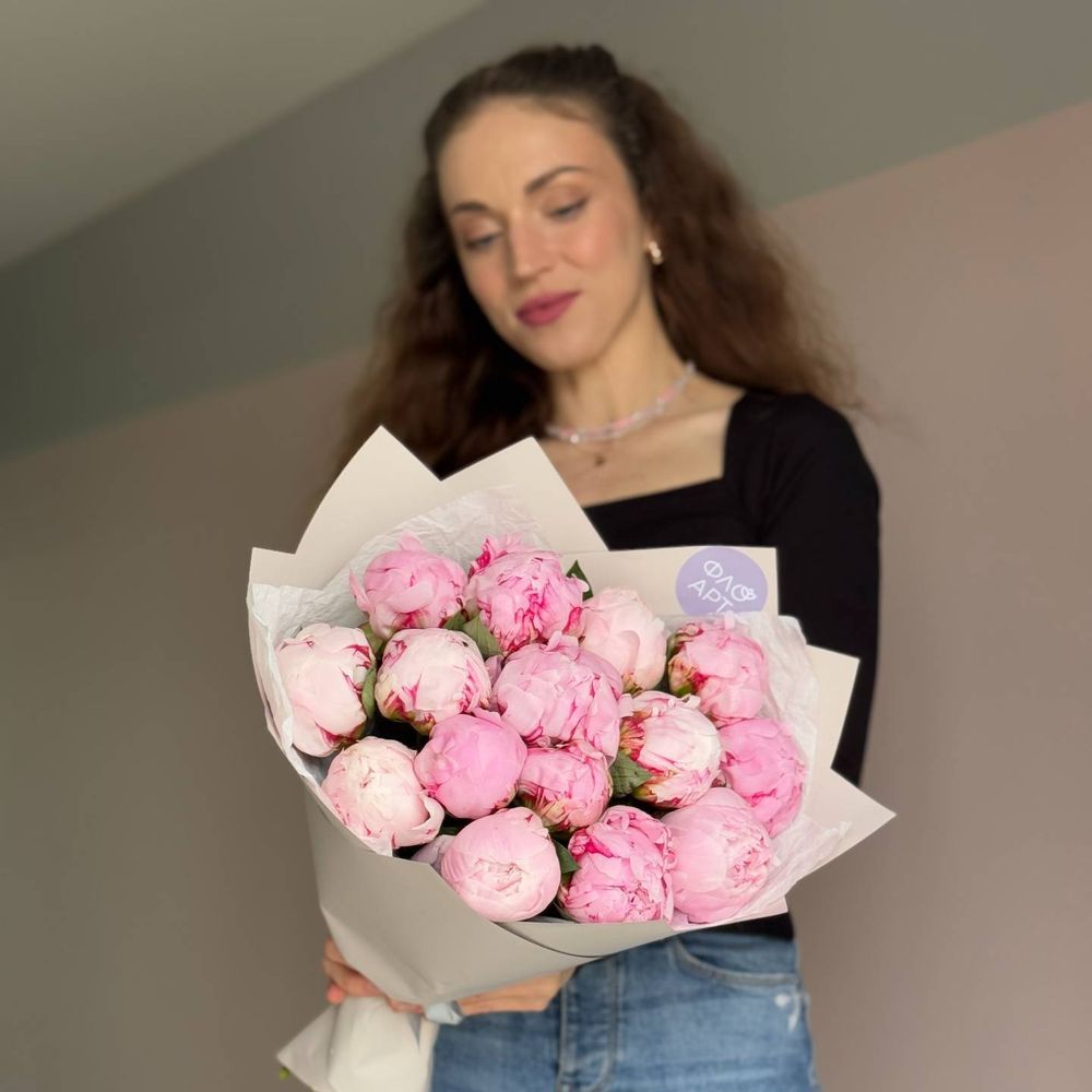 Букет из 15 нежно-розовых пионов «Сара Бернар» – фото букета, купить с доставкой по городу Южно-Сахалинску в магазине цветов FloArt 