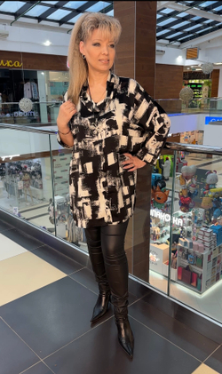 Тонкая черно-белая туника с хомутом и подвеской