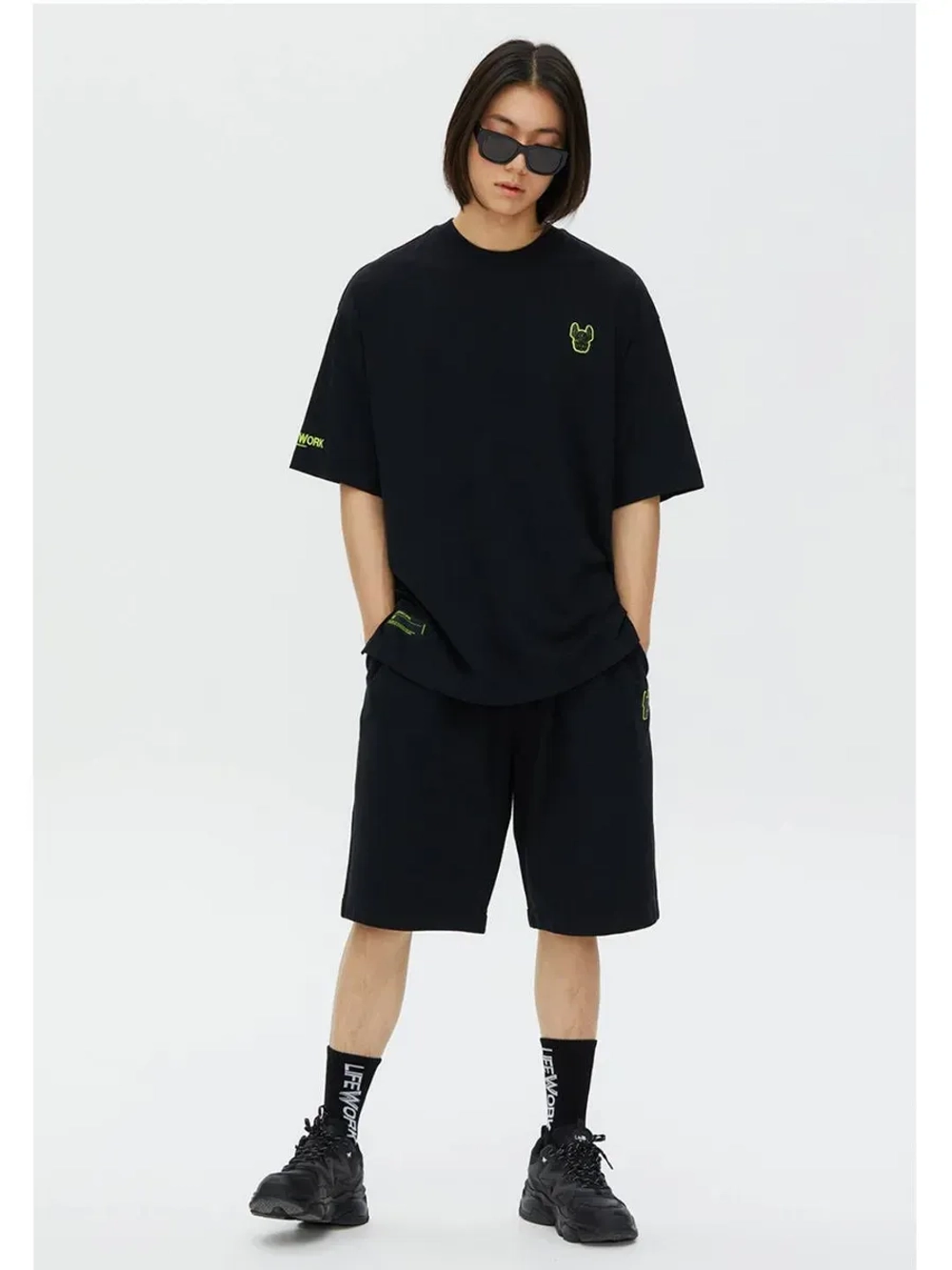 Шорты с высокий посадкой и неоновыми шнурками