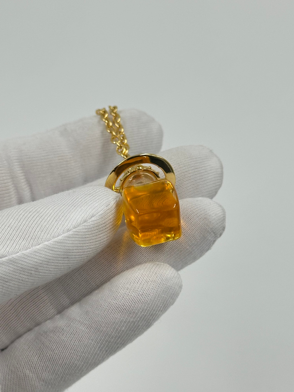 Кулон в виде парфюма Boudoir Vivienne Westwood