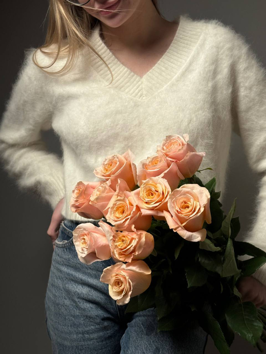 Букет из 11 персиковых роз под ленту