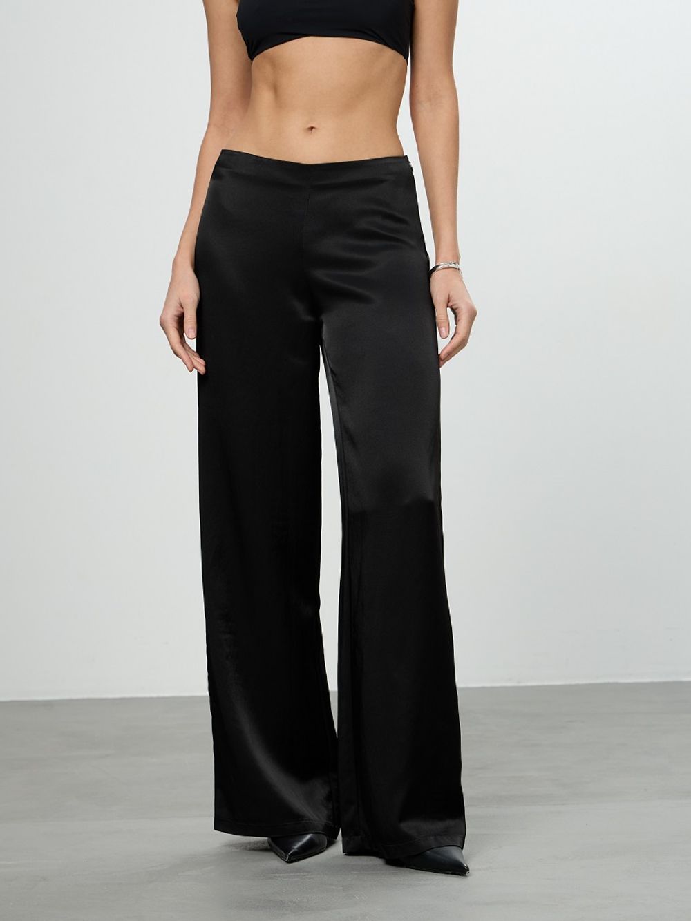 Брюки Палаццо боковая молния черная атласная вискоза