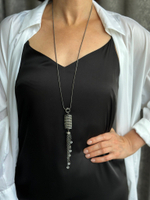 кулон на длинной цепочке с серыми кристаллами