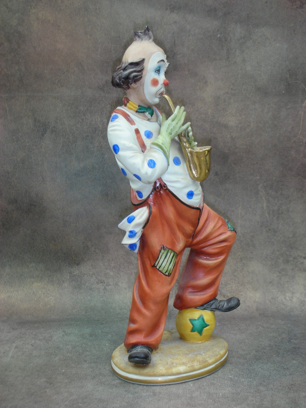 Статуэтка. Фарфор. Клоун саксофонист. Capodimonte. Италия