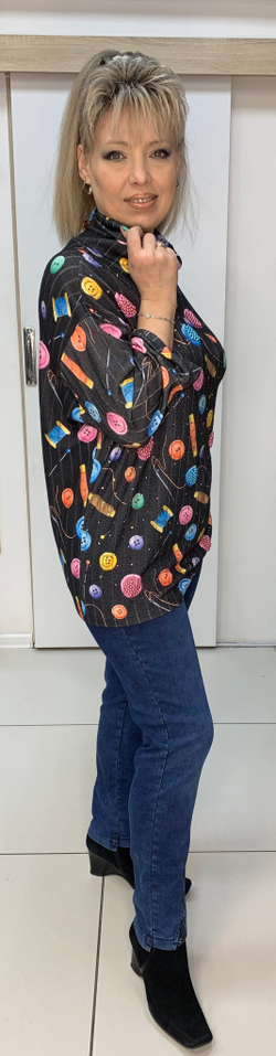 Теплый джемпер с цветным принтом и хомутом