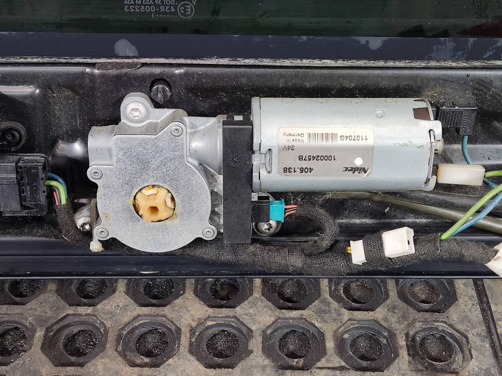 Люк электрический в сборе