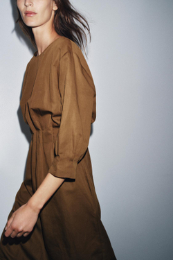 ZARA ПЛАТЬЕ МИДИ СО СКЛАДКАМИ — ZW COLLECTION, ОХРА