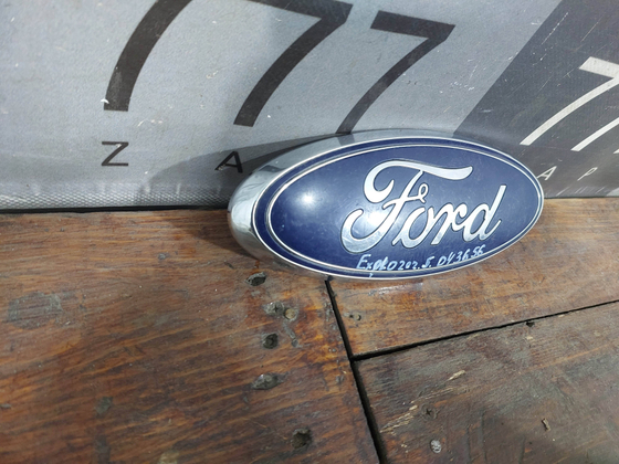 Эмблема решетки радиатора Ford Explorer 5 15-19 Б/У Оригинал FB5Z8213A