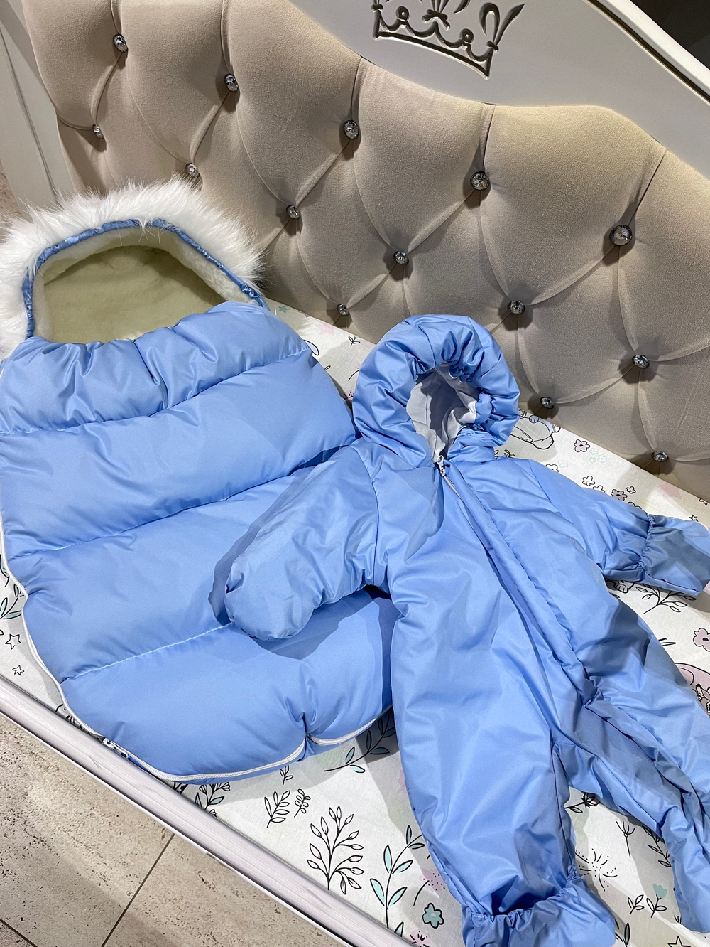 Утепленный конверт на выписку + комбинезон "Kids overall" (Цвет: Белый)