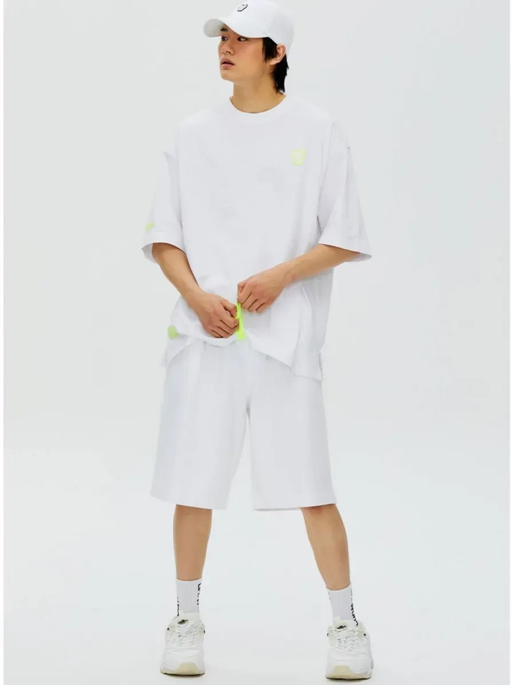 Шорты с высокий посадкой и неоновыми шнурками