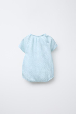 ZARA КОМБИНЕЗОН ИЗ РЕЛЬЕФНОЙ ТКАНИ С ВЫШИВКОЙ «РЫБА», ГОЛУБОЙ