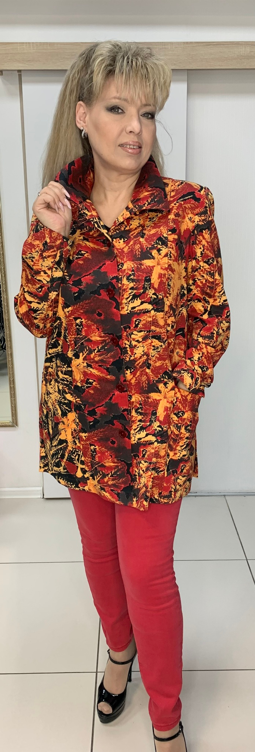 Цветной жакет-пиджак с красно-желтым принтом