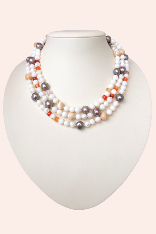 бусы из перламутра и сердолика Сезам