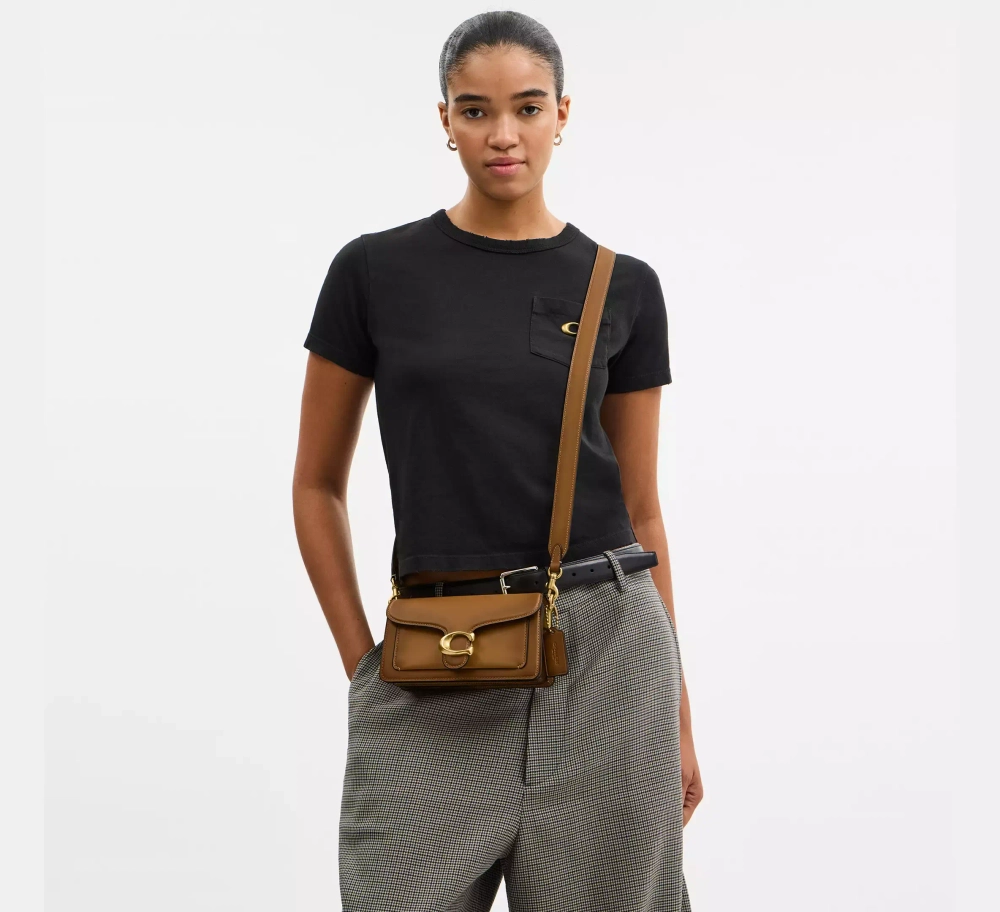 COACH СУМКА ЧЕРЕЗ ПЛЕЧО TABBY 20, МЕДОВО-КОРИЧНЕВЫЙ