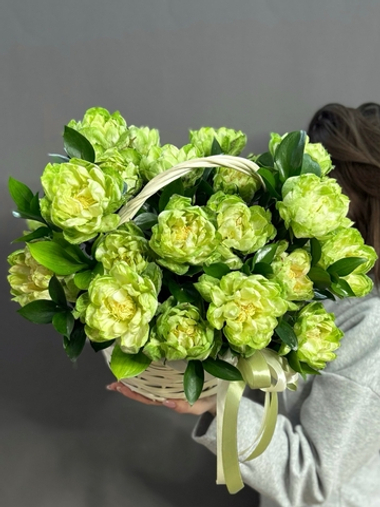 Корзина с пионовидными розами сорта "Вегги"
