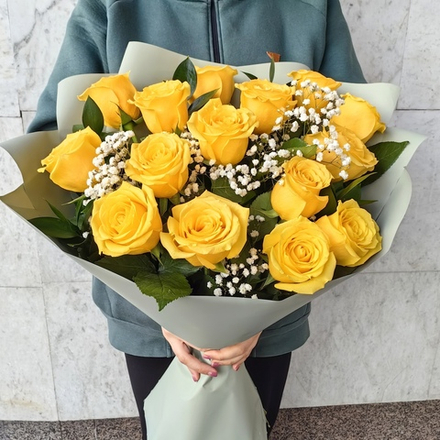 Букет из 15 желтых роз с гипсофилой (Эквадор 60 см)