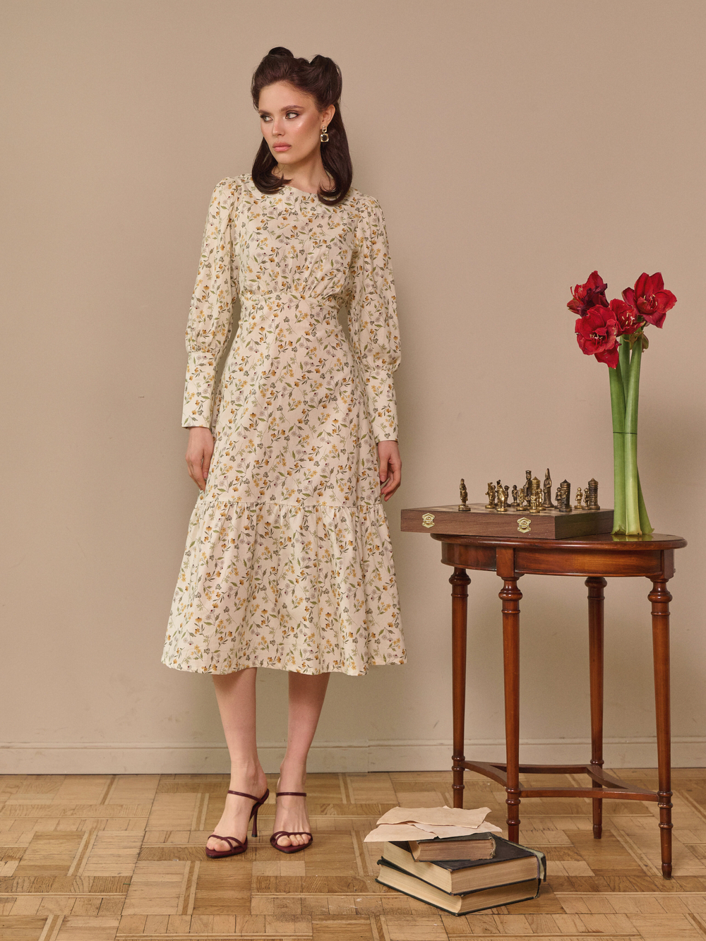 Платье с широкими манжетами