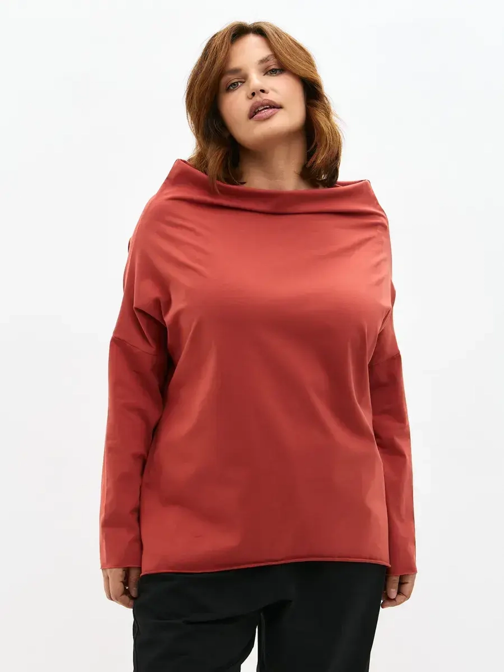 Лонгслив оверсайз с вырезом лодочка