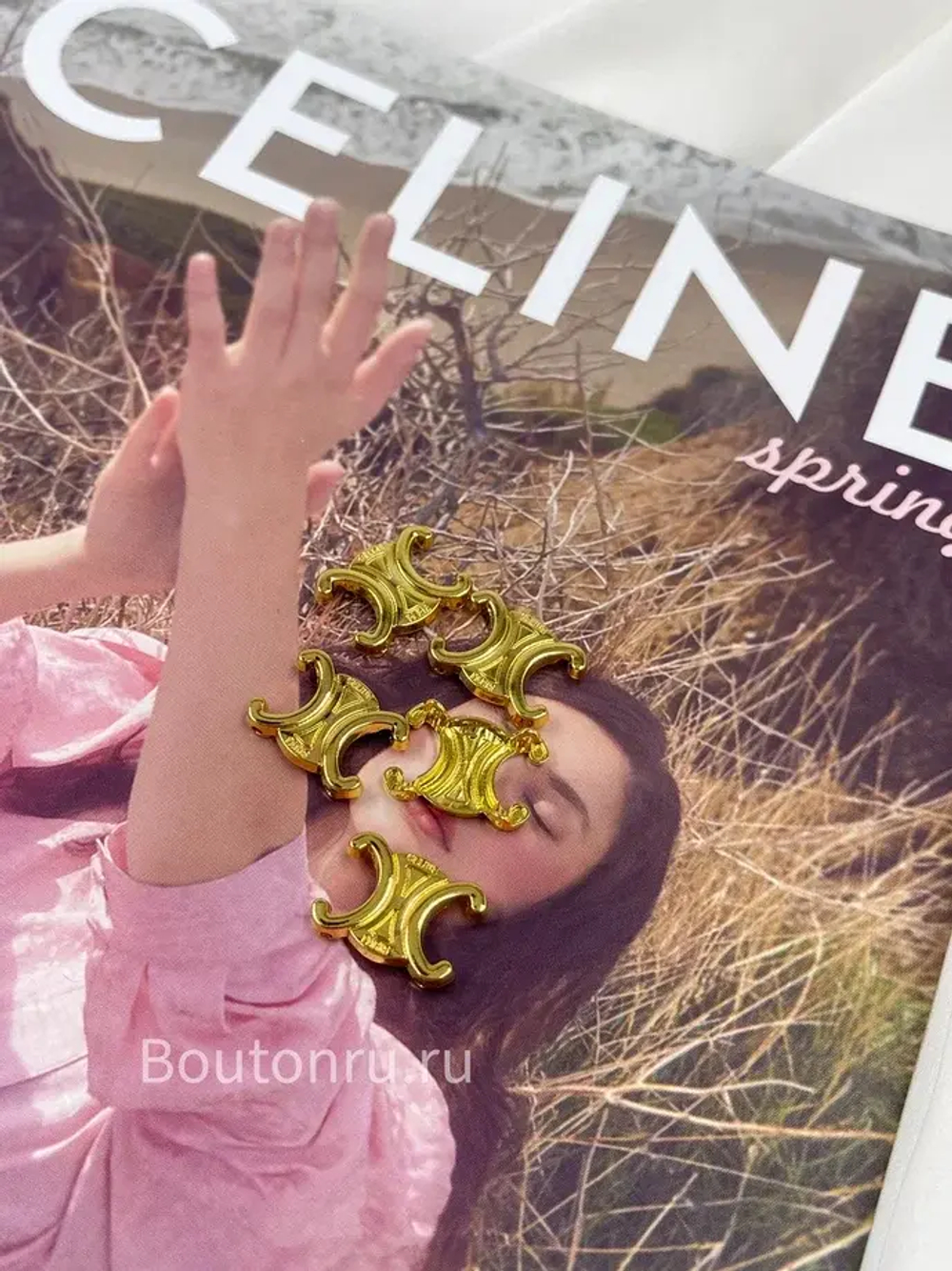 Декоративный пришивной элемент Сел. золотой в форме лого