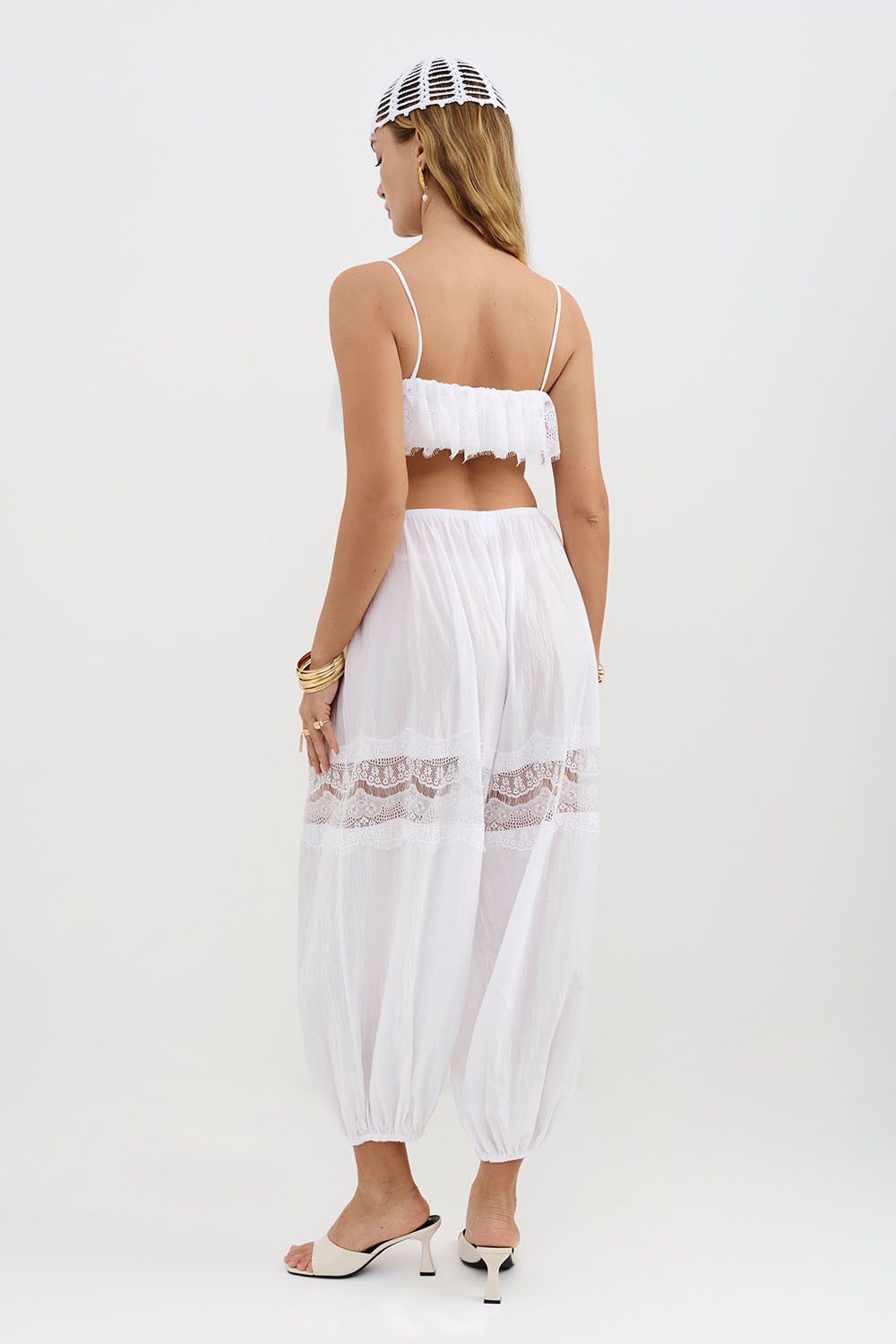 Брюки алладины из жатого хлопка белого цвета с кружевом