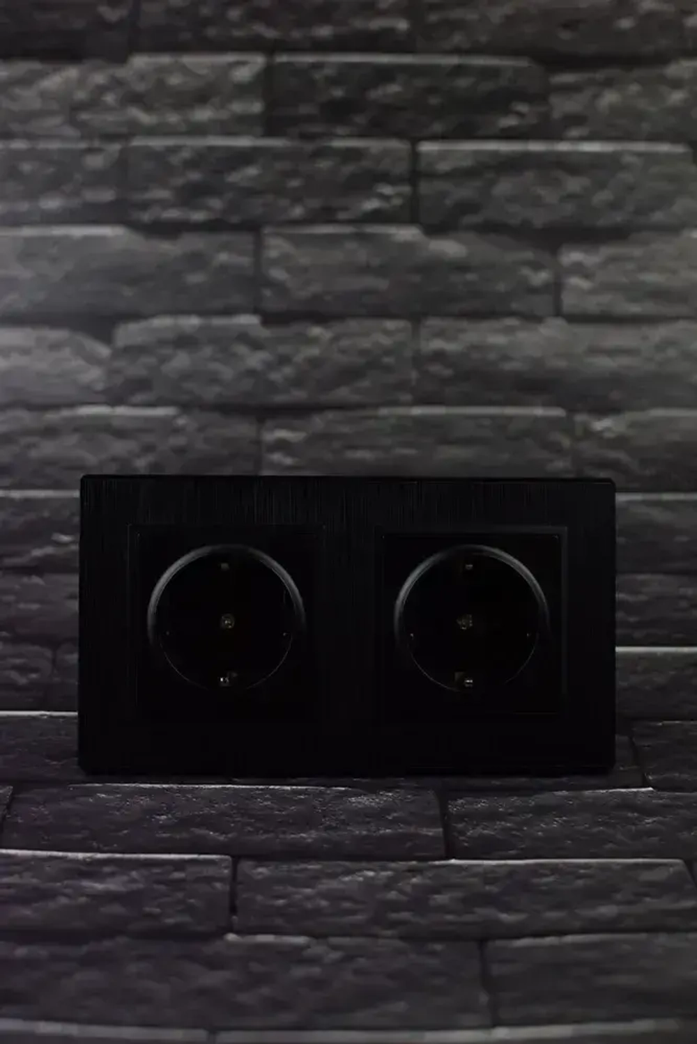 Розетка двойная черная