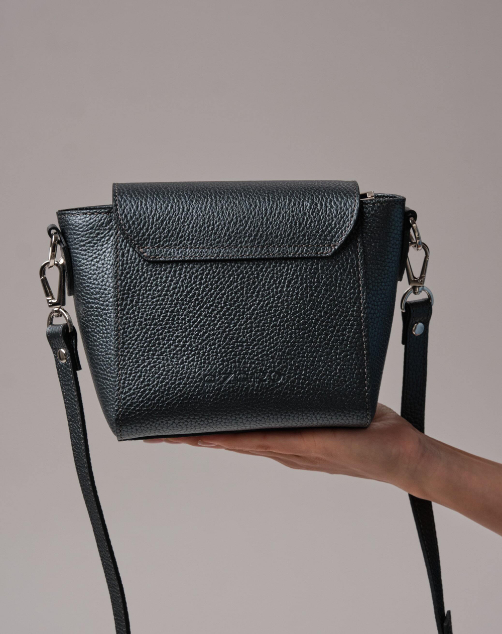 Сумка кожаная через плечо черный металлик