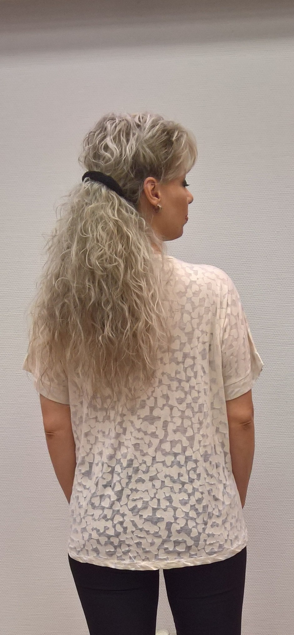 Голубая футболка из вискозы с палетками и "бантом"