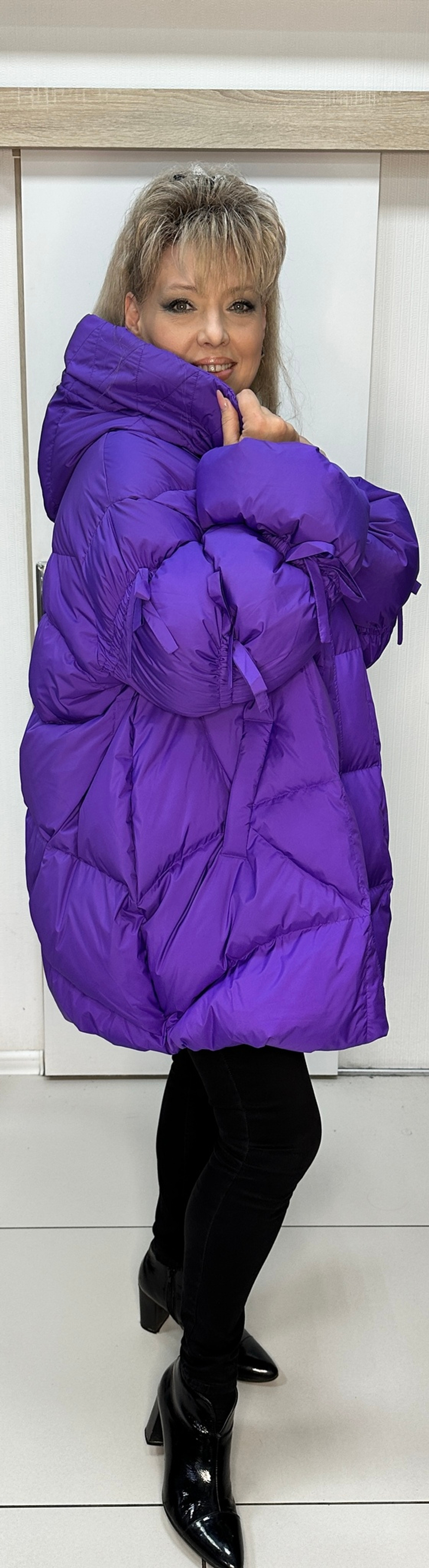 Модный удлиненный куртка-пуховик с красивыми рукавами