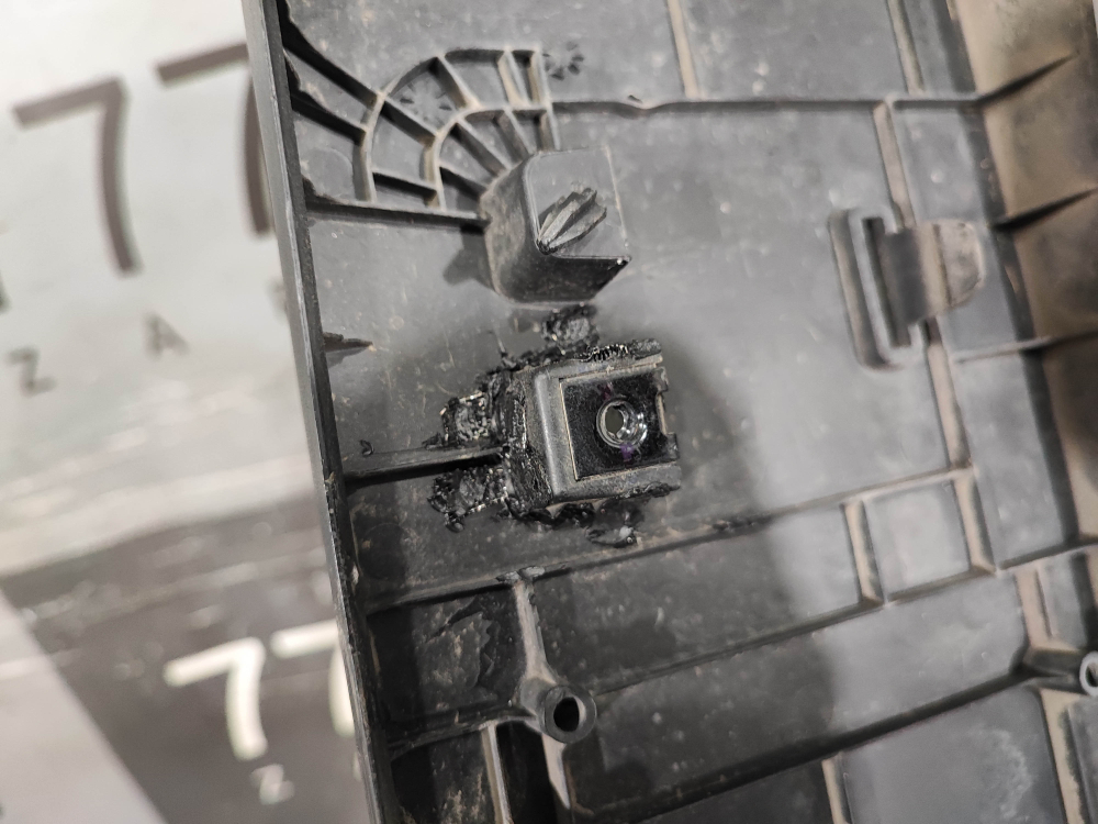 Накладка переднего бампера Площадка гос. номера Geely Coolray 19-нв Б/У Оригинал 8889631263