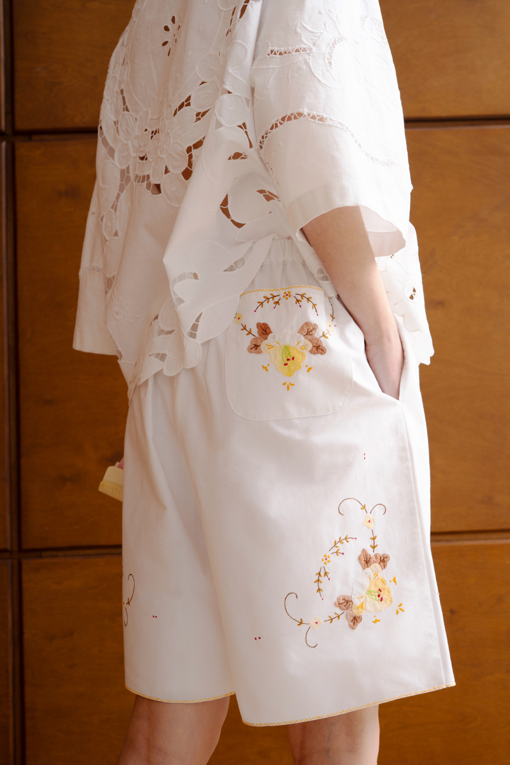 Шорты с вышивкой аппликацией