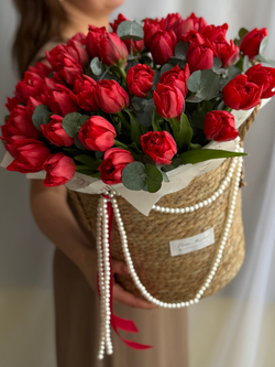 Роскошные пионовидные тюльпаны красного оттенка и эвкалипт в стильной корзине от Флора Маркет