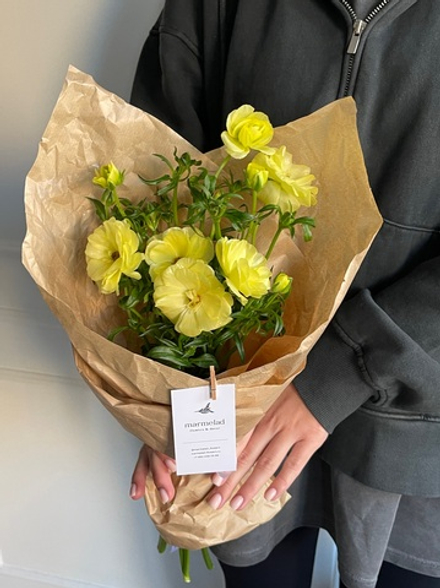 Мини-букет из садовых ранункулюсов