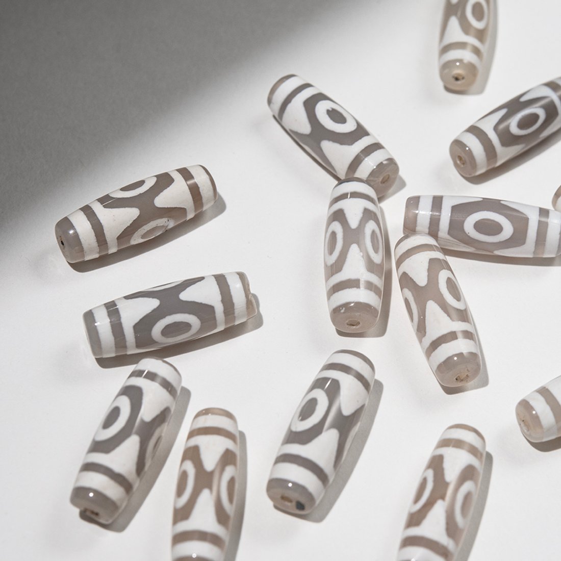 Бусина Дзи "Три глаза" из агата, 29,5*10,5мм, белый