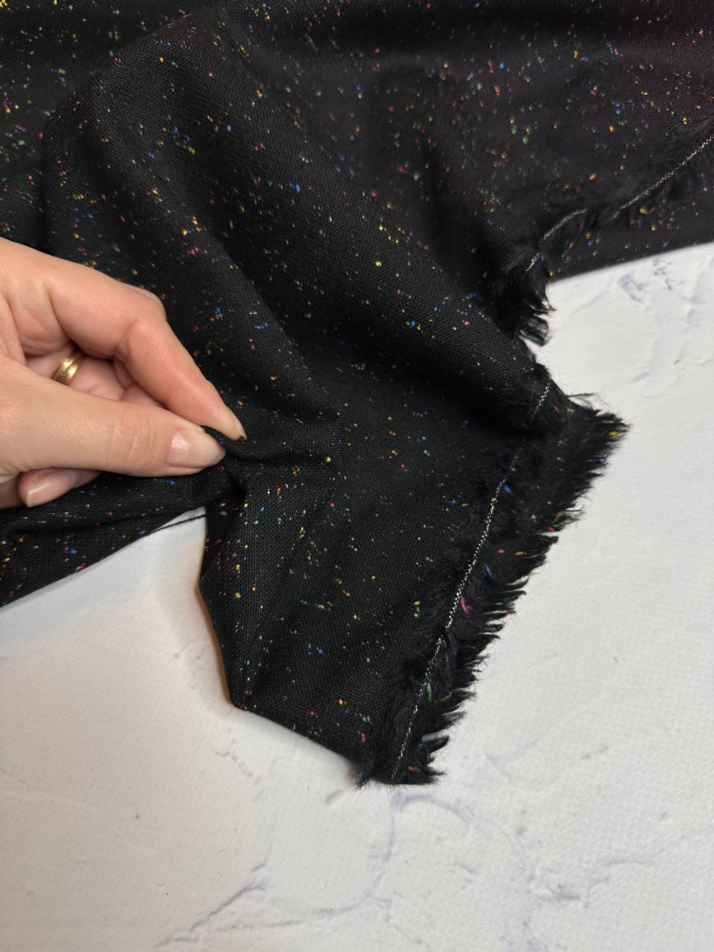 Костюмно-плательная однотонная шерсть с цветными мушками (B.Veneta, 100%шерсть, Черный густой фон/мелкие разноцветные мушки, 152, 224 гр/м2)