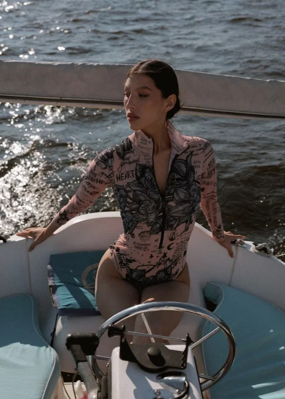 Слитный купальник на молнии с рукавами "Тату"