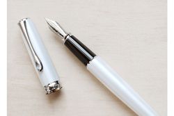 Перьевая ручка Diplomat Excellence pearl white M (D20000365) 1