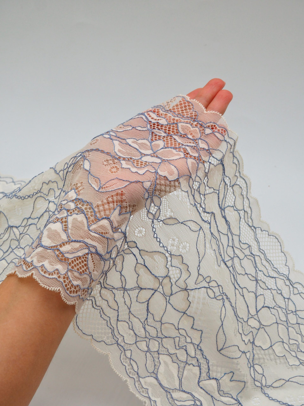 Эластичное кружево светло-бежевое с серо-синей ниткой 21 см ОТРЕЗ 2 м