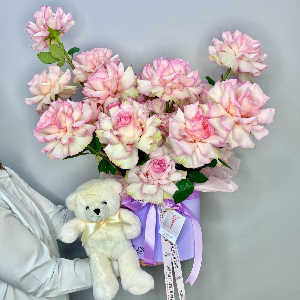 «Мадам Фигаро» с мишкой. 15 французских роз Эсперанс в коробке с мягкой игрушкой