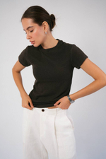 Базовая однотонная футболка в премиум качестве облегающего силуэта