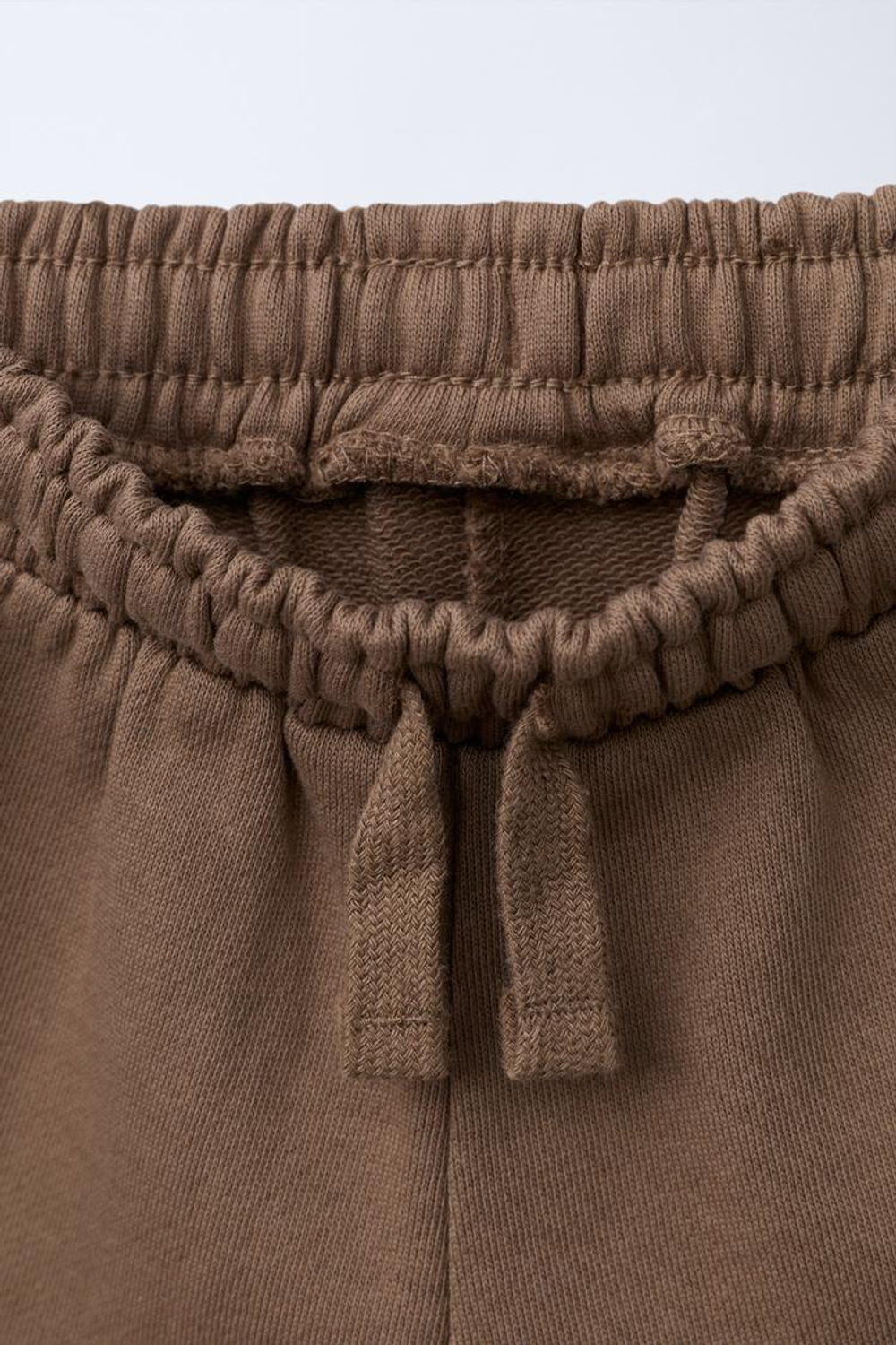 ZARA КОМПЛЕКТ ДЖОГГЕРЫ, ФУТБОЛКА И БЕРМУДЫ С НАШИВКОЙ, КОРИЧНЕВЫЙ